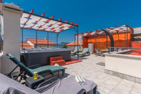 Krk - Pinezići, Krk, kamena kuća 150 m2 s bazenom i jacuzzijem