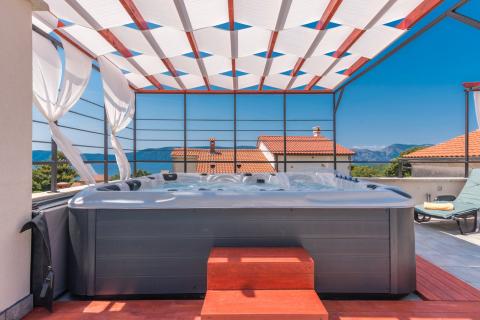 Krk - Pinezići, Krk, kamena kuća 150 m2 s bazenom i jacuzzijem