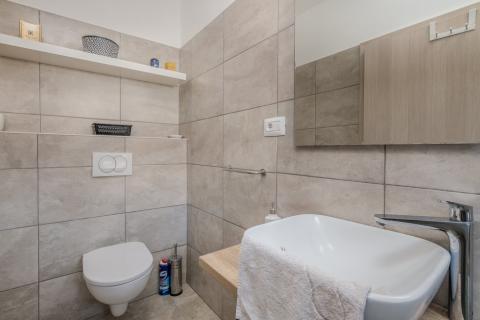 Krk - Pinezići, Krk, kamena kuća 150 m2 s bazenom i jacuzzijem