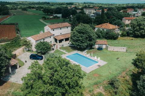 Istra,Barban,kamena vila sa bazenom na imanju od 17500m2 