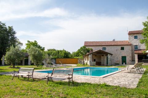 Istra,Barban,kamena vila sa bazenom na imanju od 17500m2 