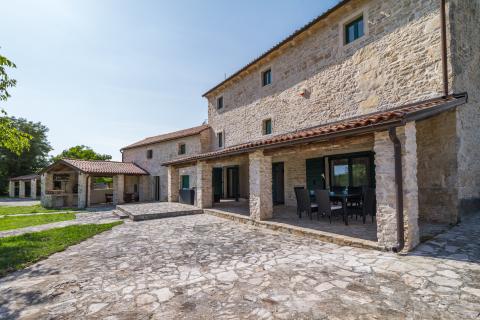 Istra,Barban,kamena vila sa bazenom na imanju od 17500m2 