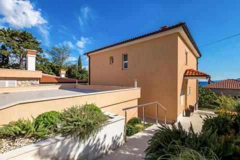 Novi Vinodolski, kuća 150 metara od mora