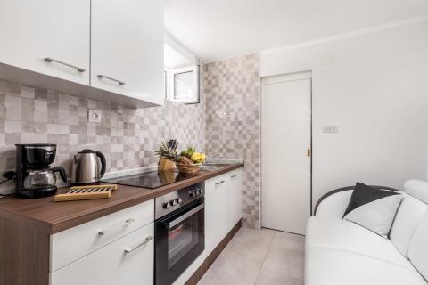 Novi Vinodolski, kuća 150 metara od mora