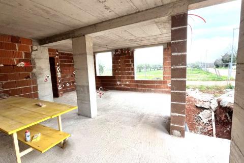 Istra,Umag,prostrani stan u prizemlju!