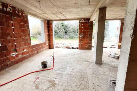 Istra,Umag,prostrani stan u prizemlju!