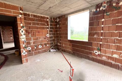 Istra,Umag,prostrani stan u prizemlju!