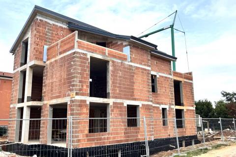 Istra,Umag,prostrani stan u prizemlju!