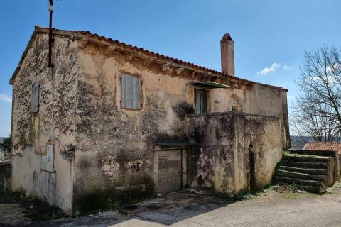 Istra, Žminj - samostojeća kuća za renovaciju u centru 74 m2