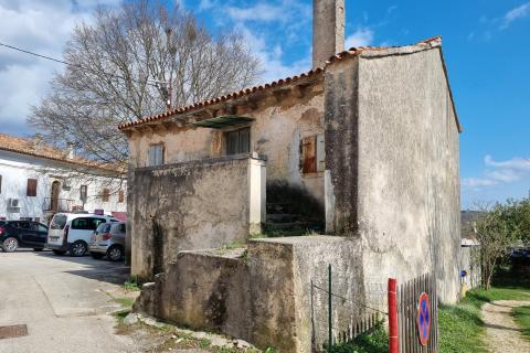 Istra, Žminj - samostojeća kuća za renovaciju u centru 74 m2