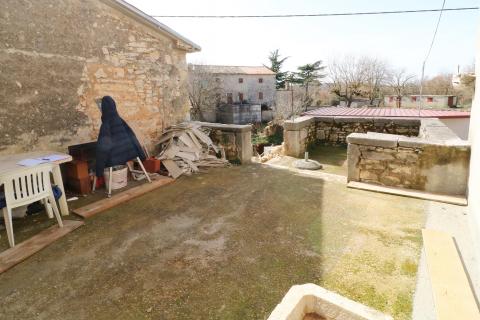 VIŠNJAN-renovirana kamena kuća