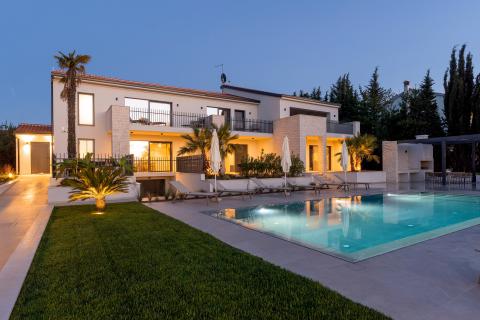 Istra, Poreč - moderna novogradnja sa bazenom i tri stambene jedinice