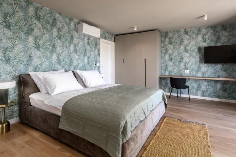 Istra, Poreč - moderna novogradnja sa bazenom i tri stambene jedinice