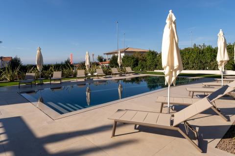 Istra, Poreč - moderna novogradnja sa bazenom i tri stambene jedinice