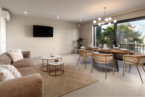 Istra, Poreč - moderna novogradnja sa bazenom i tri stambene jedinice