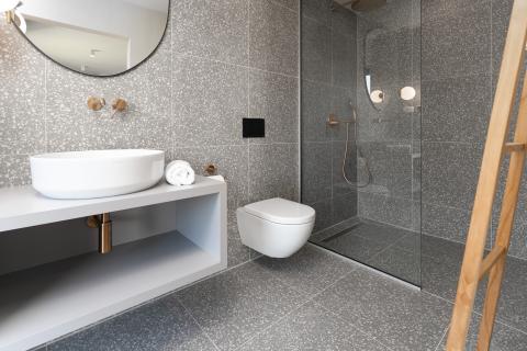 Istra, Poreč - moderna novogradnja sa bazenom i tri stambene jedinice