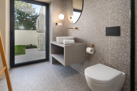 Istra, Poreč - moderna novogradnja sa bazenom i tri stambene jedinice