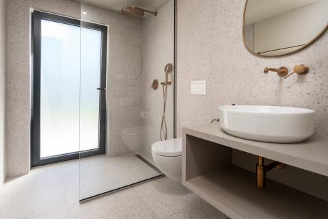 Istra, Poreč - moderna novogradnja sa bazenom i tri stambene jedinice