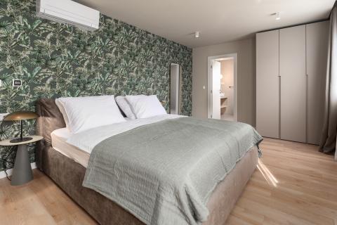 Istra, Poreč - moderna novogradnja sa bazenom i tri stambene jedinice