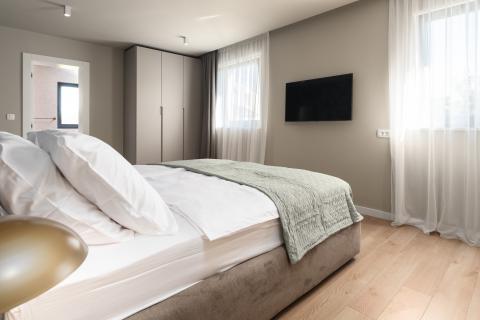 Istra, Poreč - moderna novogradnja sa bazenom i tri stambene jedinice