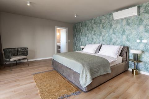 Istra, Poreč - moderna novogradnja sa bazenom i tri stambene jedinice