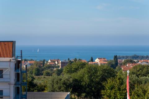 Istra, Poreč - moderna novogradnja sa bazenom i tri stambene jedinice