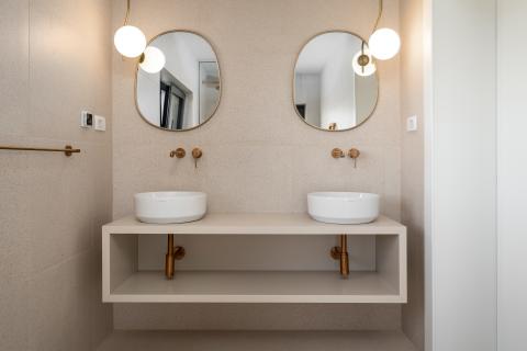 Istra, Poreč - moderna novogradnja sa bazenom i tri stambene jedinice