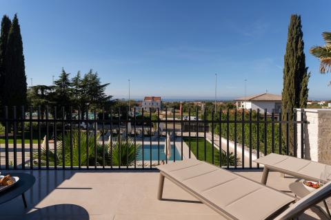 Istra, Poreč - moderna novogradnja sa bazenom i tri stambene jedinice