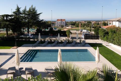 Istra, Poreč - moderna novogradnja sa bazenom i tri stambene jedinice