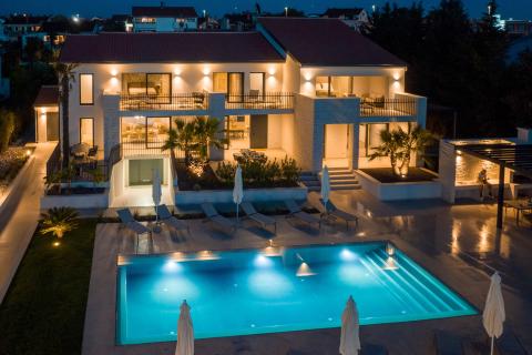 Istra, Poreč - moderna novogradnja sa bazenom i tri stambene jedinice