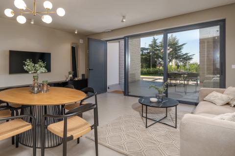 Istra, Poreč - moderna novogradnja sa bazenom i tri stambene jedinice