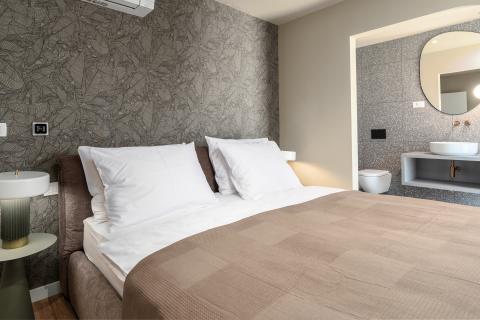 Istra, Poreč - moderna novogradnja sa bazenom i tri stambene jedinice