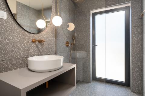 Istra, Poreč - moderna novogradnja sa bazenom i tri stambene jedinice