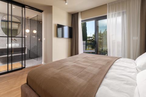 Istra, Poreč - moderna novogradnja sa bazenom i tri stambene jedinice