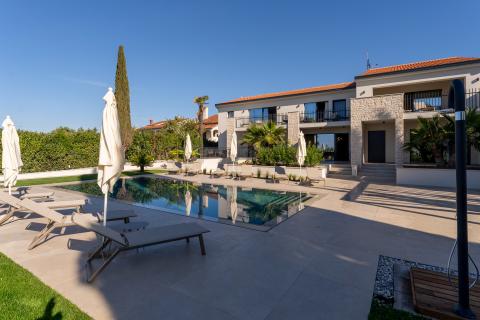 Istra, Poreč - moderna novogradnja sa bazenom i tri stambene jedinice