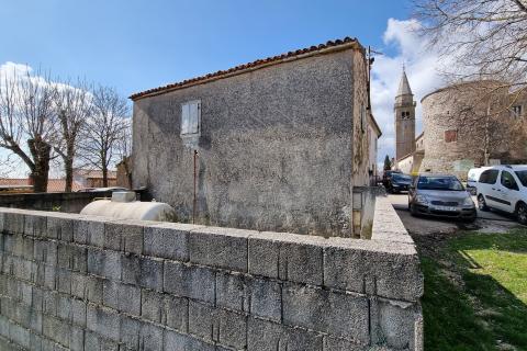 Istra, Žminj - samostojeća kuća za renovaciju u centru 74 m2