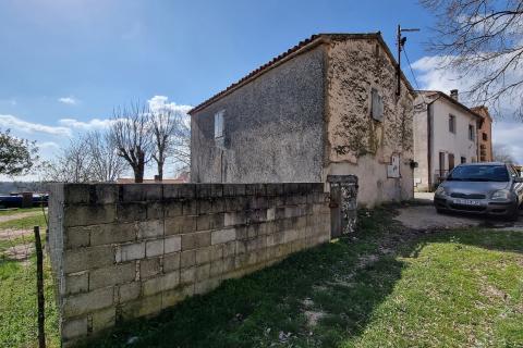Istra, Žminj - samostojeća kuća za renovaciju u centru 74 m2