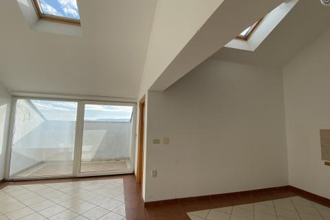 Novi Vinodolski - apartman s balkonom 200m do mora