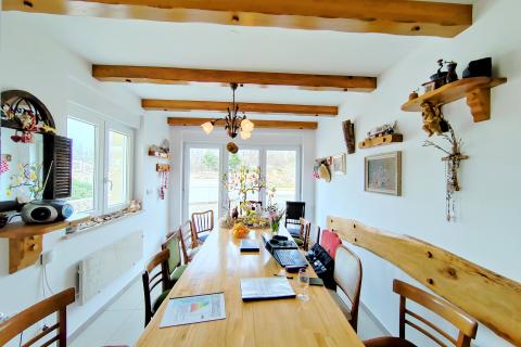 OTOK KRK,OMIŠALJ-villa sa dva stana i bazenom