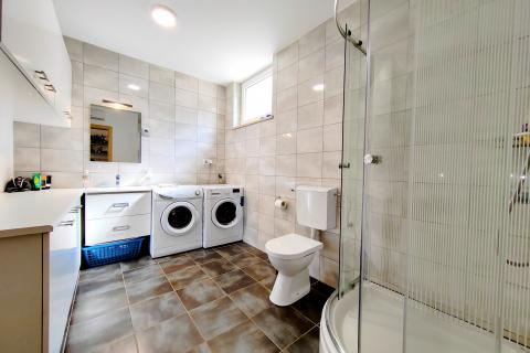 OTOK KRK,OMIŠALJ-villa sa dva stana i bazenom