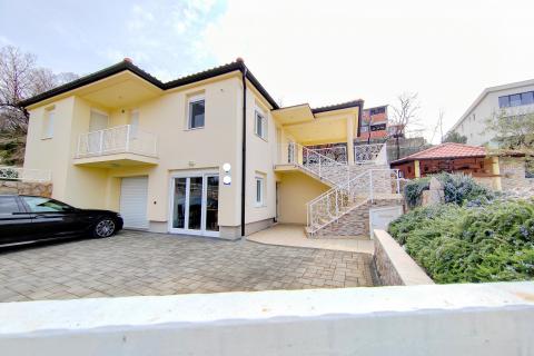 OTOK KRK,OMIŠALJ-villa sa dva stana i bazenom