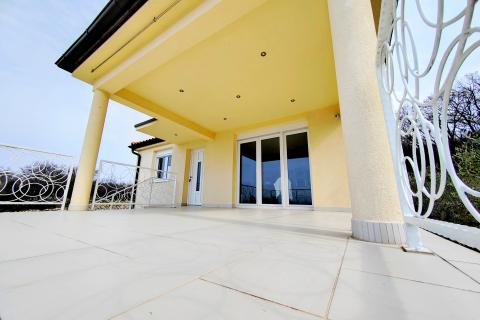 OTOK KRK,OMIŠALJ-villa sa dva stana i bazenom