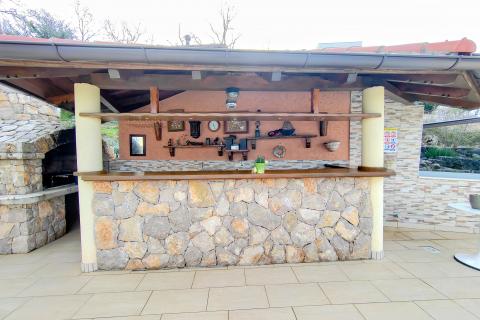 OTOK KRK,OMIŠALJ-villa sa dva stana i bazenom