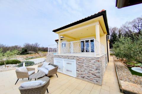 OTOK KRK,OMIŠALJ-villa sa dva stana i bazenom