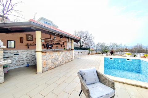 OTOK KRK,OMIŠALJ-villa sa dva stana i bazenom