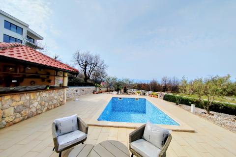 OTOK KRK,OMIŠALJ-villa sa dva stana i bazenom