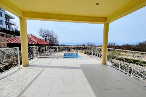 OTOK KRK,OMIŠALJ-villa sa dva stana i bazenom