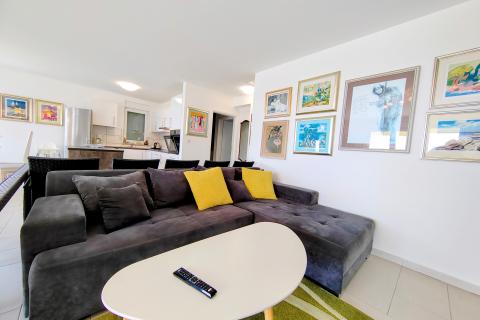 OTOK KRK,OMIŠALJ-villa sa dva stana i bazenom