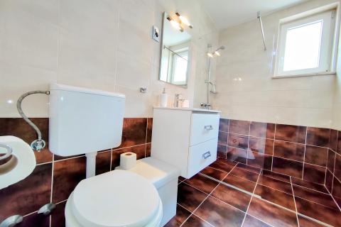 OTOK KRK,OMIŠALJ-villa sa dva stana i bazenom