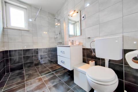 OTOK KRK,OMIŠALJ-villa sa dva stana i bazenom